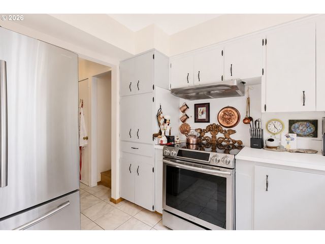 3112 UPPER Dr, Lake Oswego, OR 97035