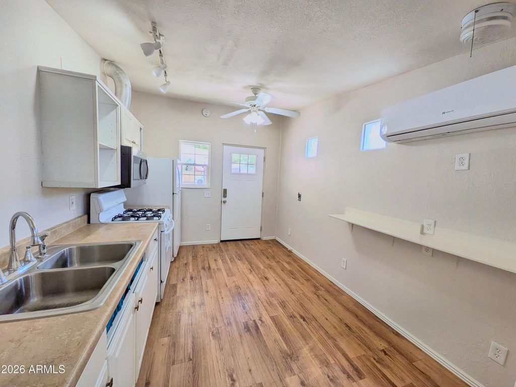 Image 17 of property listing at 1926 N MACDONALD --, Mesa, AZ 85201