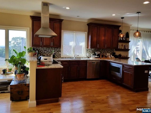 304 E Palisades Boulevard, Palisades Park, NJ 07650