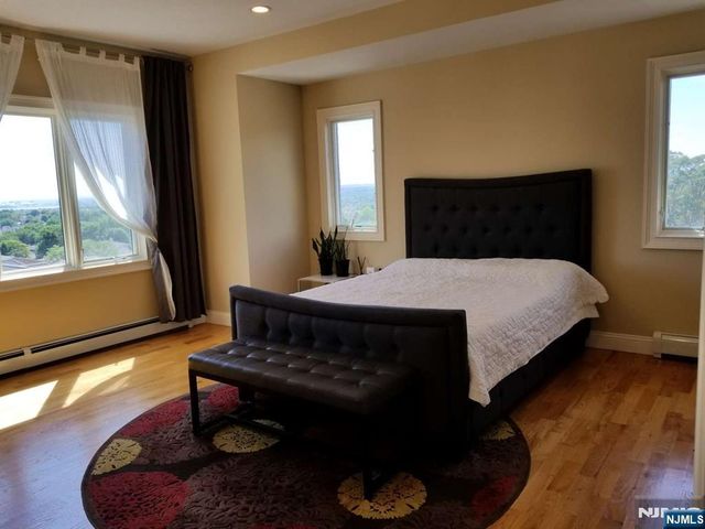 304 E Palisades Boulevard, Palisades Park, NJ 07650