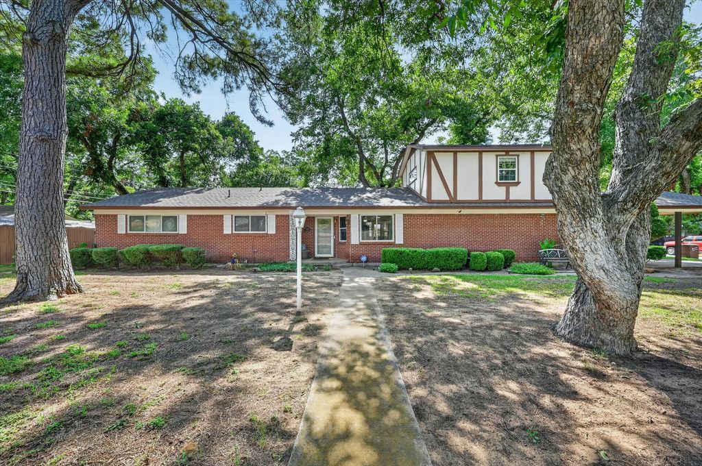 1800 Pecan Park Drive, Arlington, TX 76012
