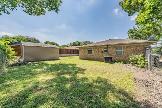 2863 Hitson Lane, Fort Worth, TX 76112