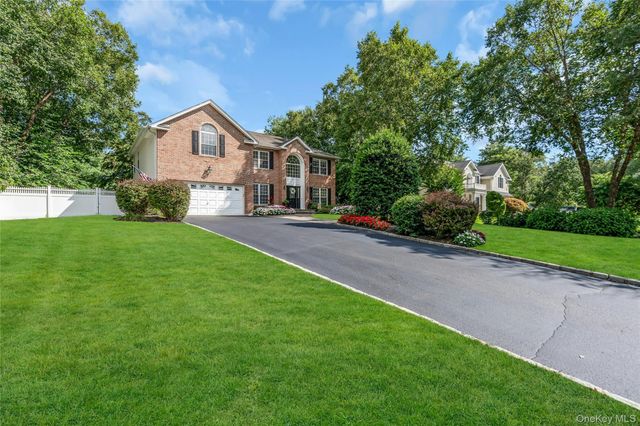 6 Magnolia Lane, Smithtown, NY 11787