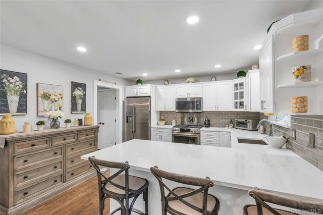 6 Magnolia Lane, Smithtown, NY 11787