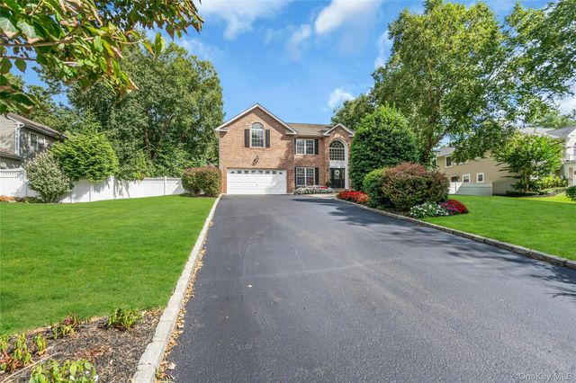 6 Magnolia Lane, Smithtown, NY 11787
