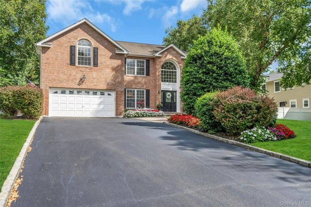 6 Magnolia Lane, Smithtown, NY 11787