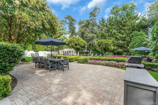 6 Magnolia Lane, Smithtown, NY 11787