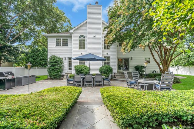 6 Magnolia Lane, Smithtown, NY 11787