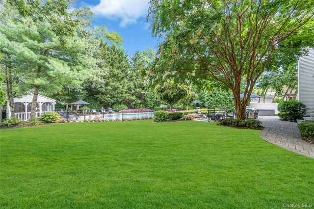 6 Magnolia Lane, Smithtown, NY 11787