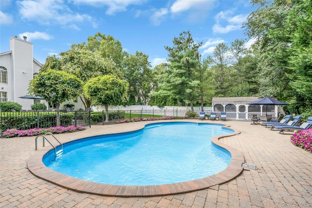 6 Magnolia Lane, Smithtown, NY 11787