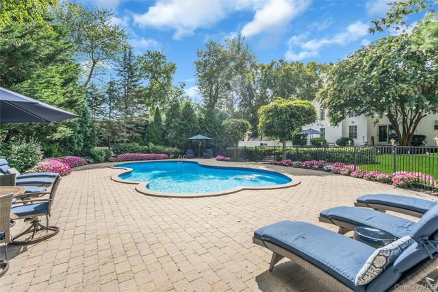 6 Magnolia Lane, Smithtown, NY 11787