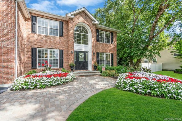 6 Magnolia Lane, Smithtown, NY 11787