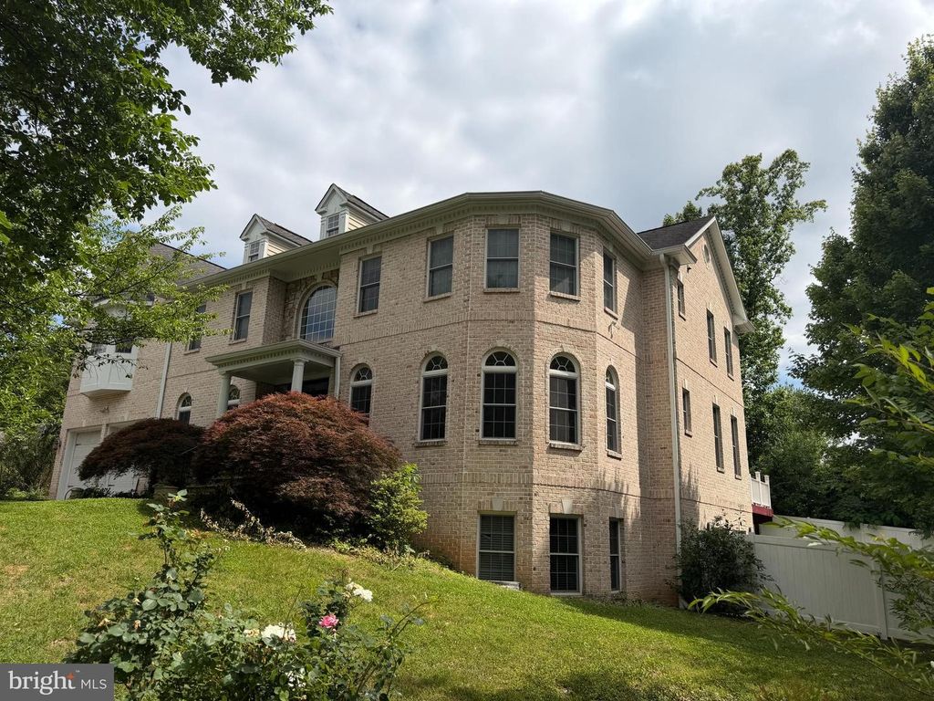 6529 FAIRLAWN DR, Mclean, VA 22101