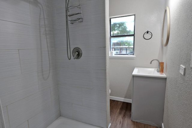 433 W Hampton Avenue, De Leon, TX 76444