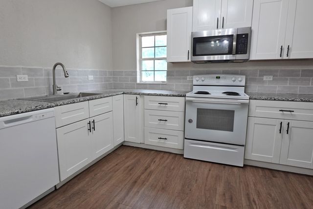 433 W Hampton Avenue, De Leon, TX 76444