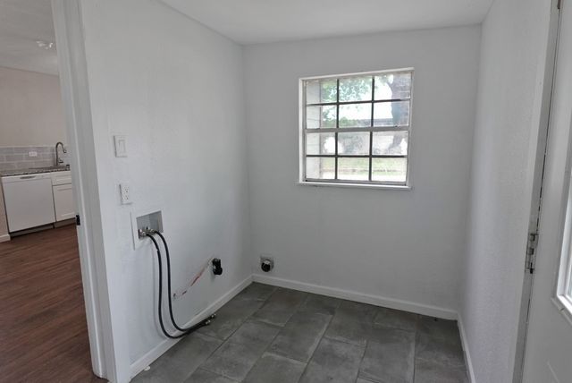 433 W Hampton Avenue, De Leon, TX 76444