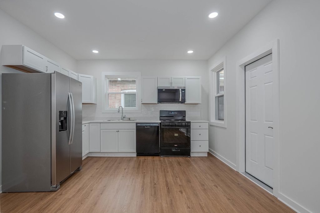 Image 9 of property listing at 8137 S Loomis Boulevard, Chicago, IL 60620
