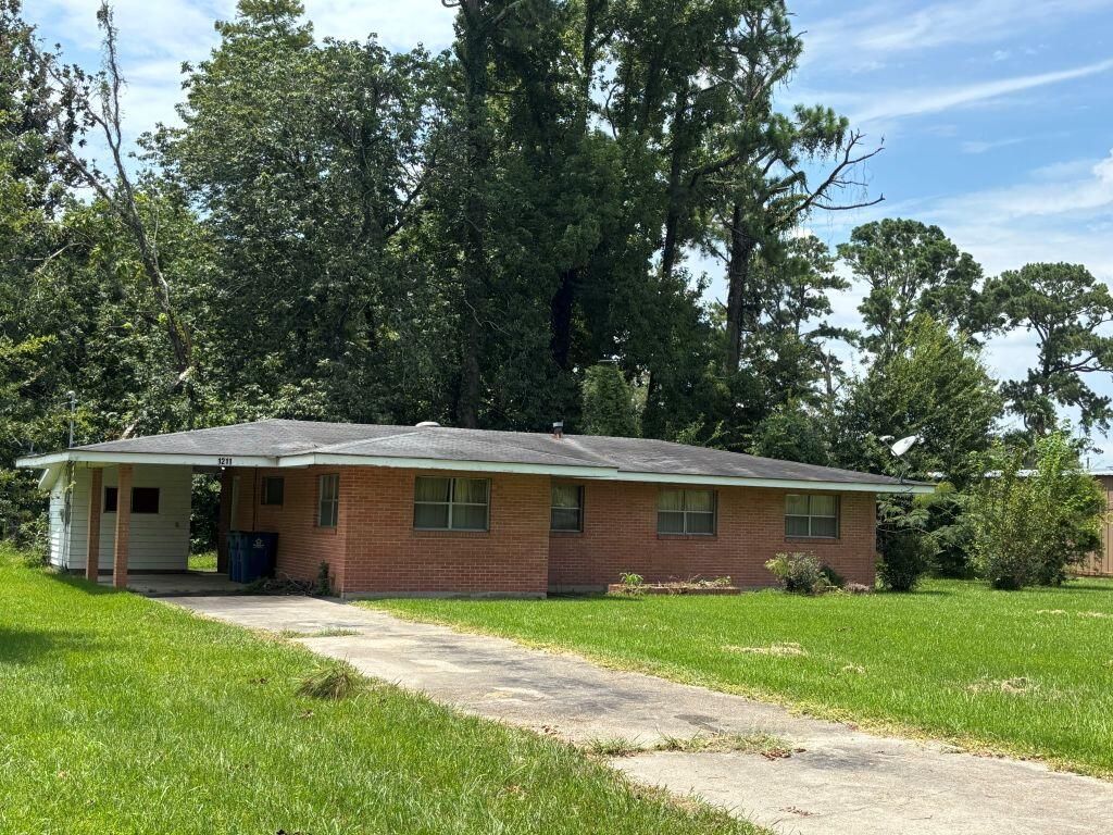 1211 S Lake Arthur Ave, Jennings, LA 70546