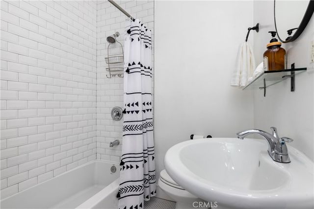 6008 Carlton Way, Los Angeles, CA 90028