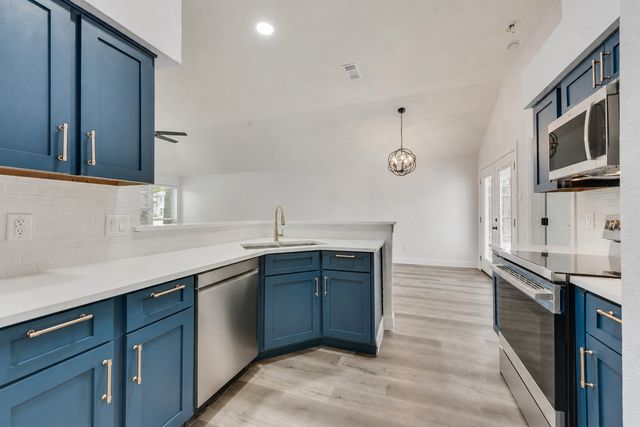 204 Hollywood Drive, Glenn Heights, TX 75154