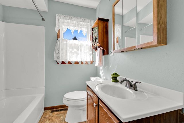 W1852 Washington ROAD, Oconomowoc, WI 53066