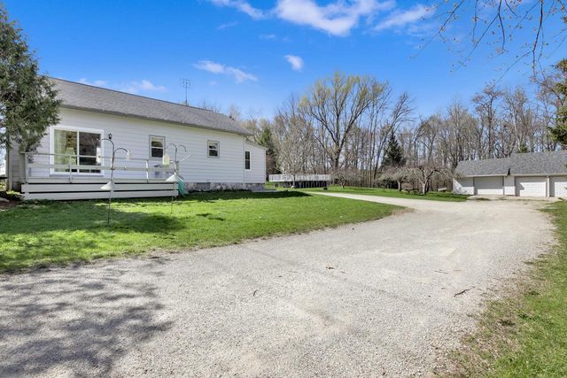 W1852 Washington ROAD, Oconomowoc, WI 53066