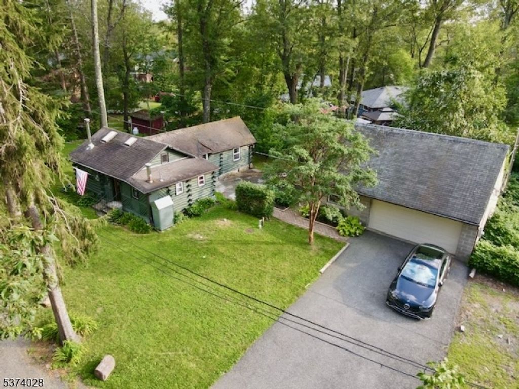 8 Rock Rd, West Milford Twp., NJ 07480