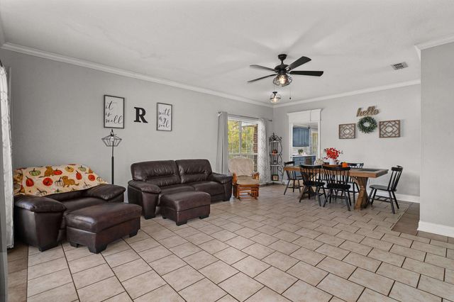 703 Russell St, Henderson, TX 75652