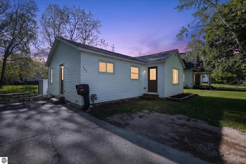 Image 1 of property listing at 225 Grafton Avenue, Alma, MI 48801
