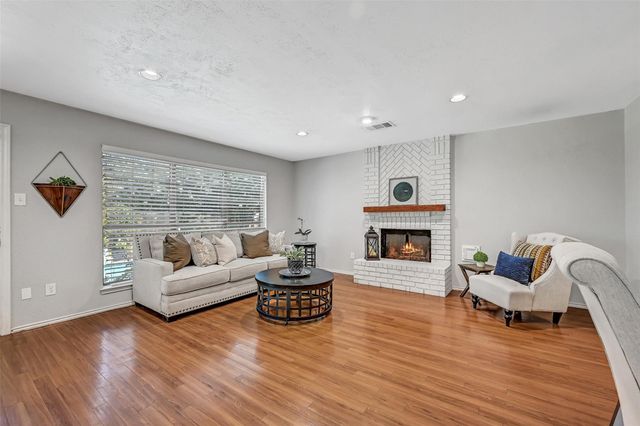 2205 S Mission Circle, Friendswood, TX 77546