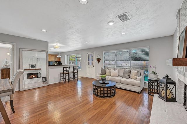 2205 S Mission Circle, Friendswood, TX 77546