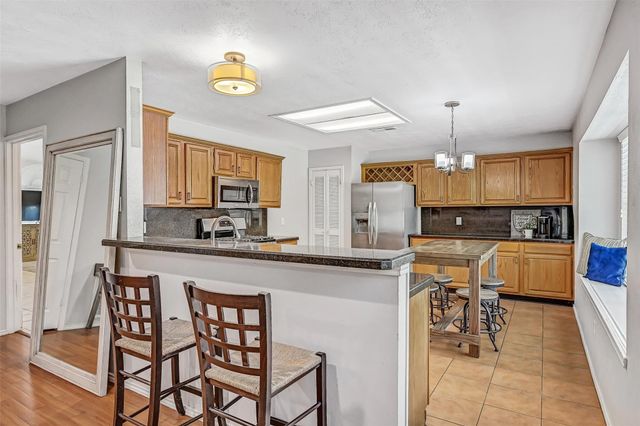 2205 S Mission Circle, Friendswood, TX 77546