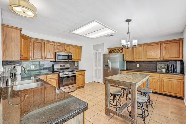 2205 S Mission Circle, Friendswood, TX 77546
