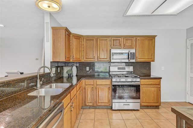 2205 S Mission Circle, Friendswood, TX 77546