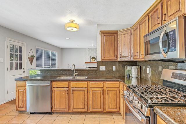 2205 S Mission Circle, Friendswood, TX 77546