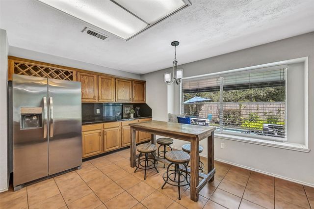 2205 S Mission Circle, Friendswood, TX 77546