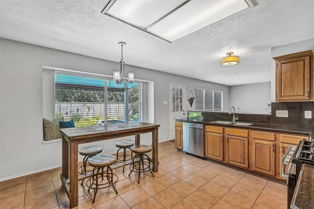 2205 S Mission Circle, Friendswood, TX 77546