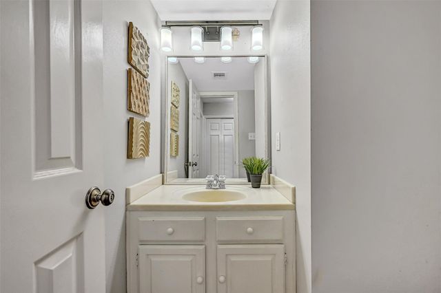 2205 S Mission Circle, Friendswood, TX 77546