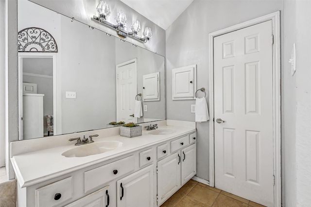 2205 S Mission Circle, Friendswood, TX 77546