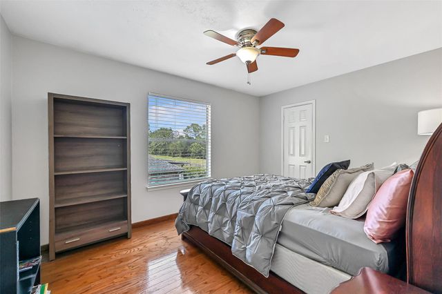 2205 S Mission Circle, Friendswood, TX 77546