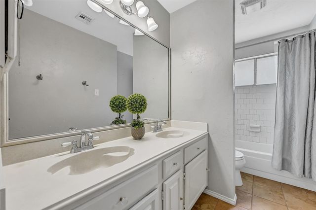 2205 S Mission Circle, Friendswood, TX 77546