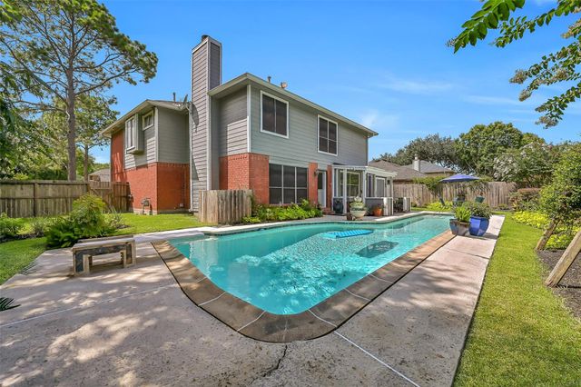 2205 S Mission Circle, Friendswood, TX 77546