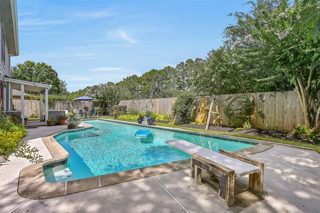 2205 S Mission Circle, Friendswood, TX 77546