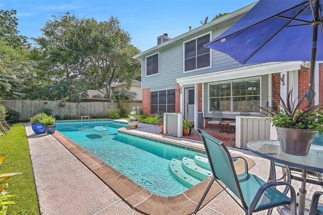 2205 S Mission Circle, Friendswood, TX 77546