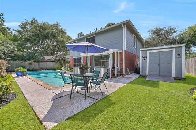 2205 S Mission Circle, Friendswood, TX 77546
