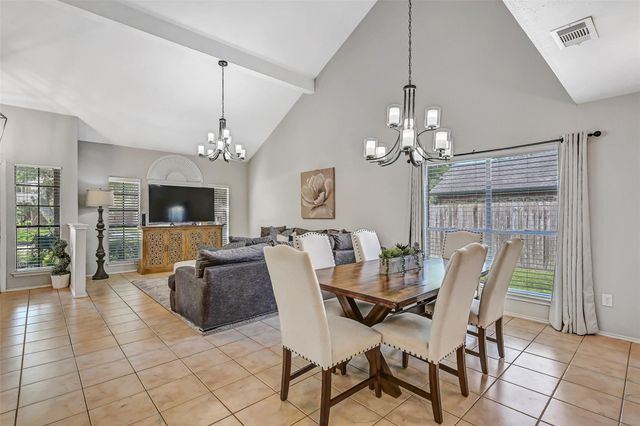 2205 S Mission Circle, Friendswood, TX 77546