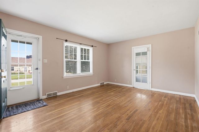 245 Derbyshire Road, Waterloo, IA 50701