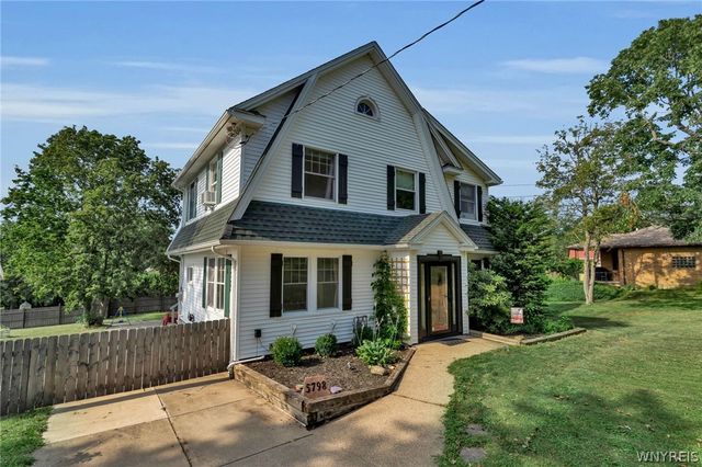 5798 Lakecrest Drive, Hamburg, NY 14085