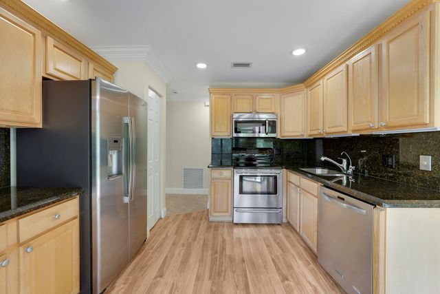 13 Lexington Lane E A, Palm Beach Gardens, FL 33418