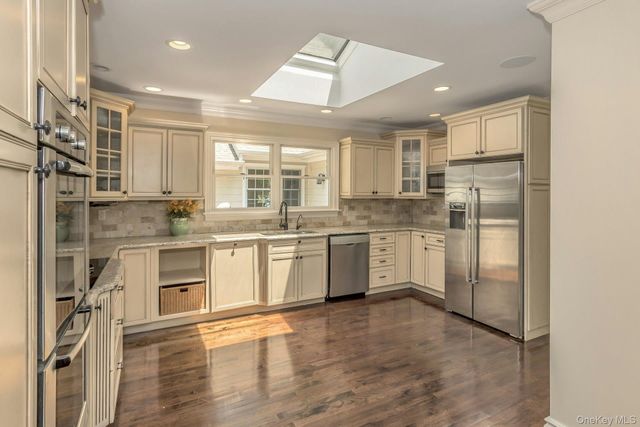 10 Laurel Cove Road, Oyster Bay Cove, NY 11771